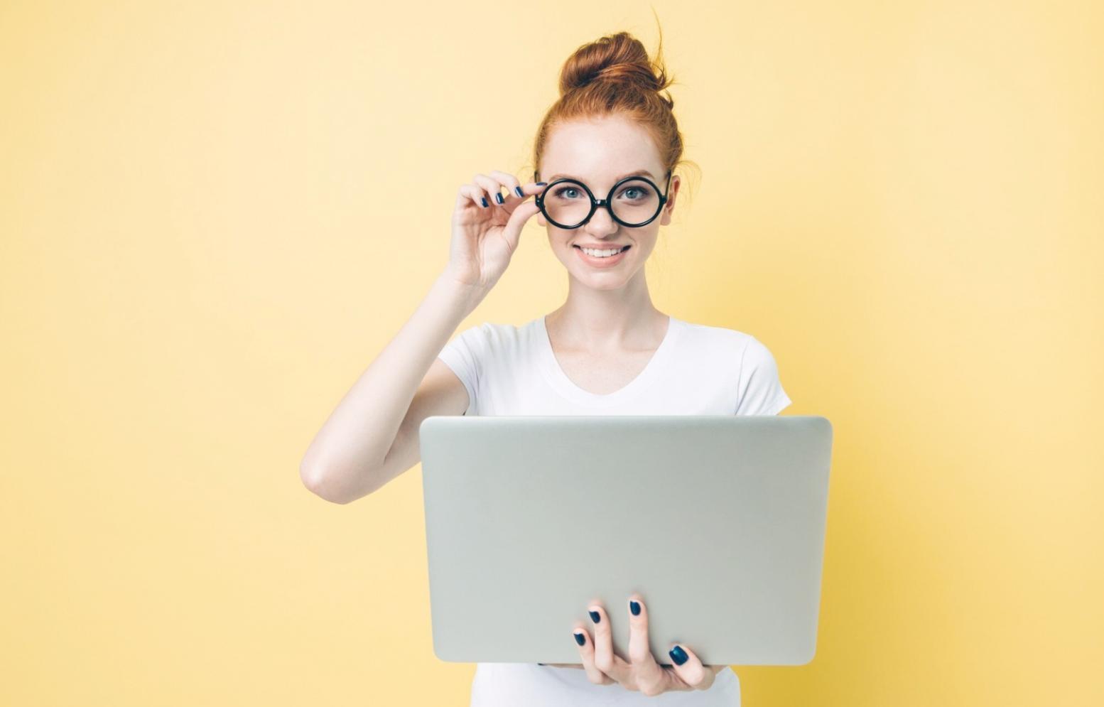 Arbeitsplatz mit modernen Automatisierungstools und Bildschirmen